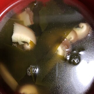 椎茸とワカメのコンソメスープ